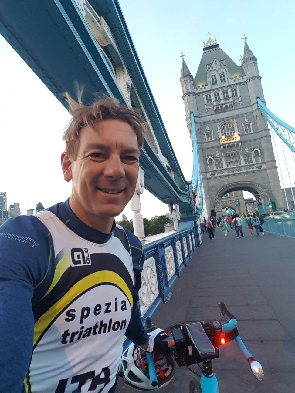 Italia-Londra-in-bici-arrivo-a-Londra-Tower-Bridge-15-08-2017